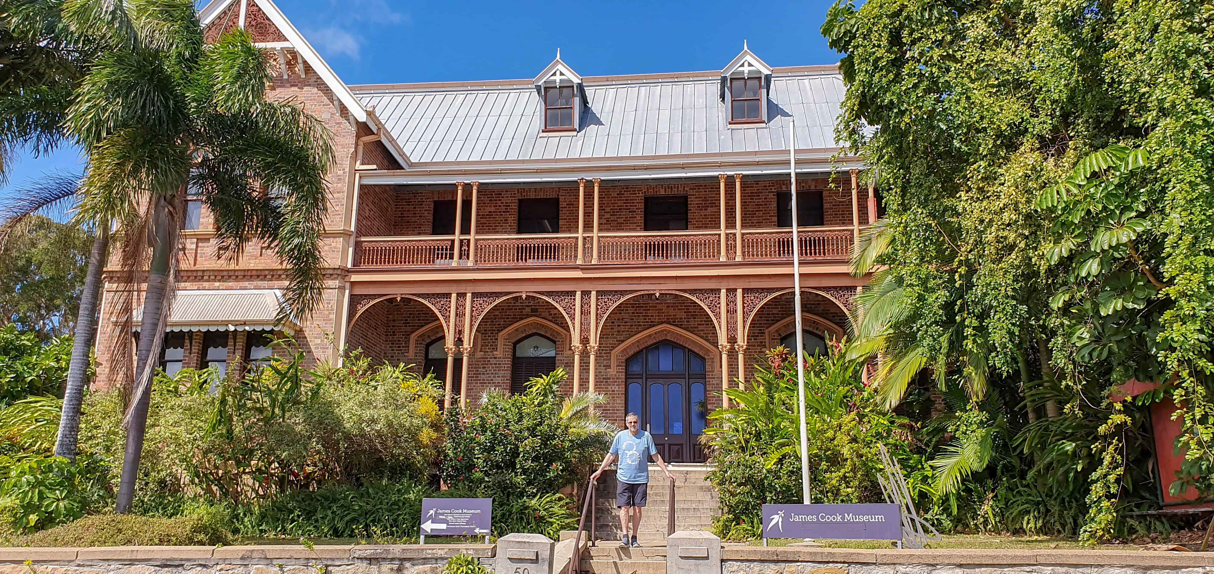 Les outside the James Cook Museum_edited